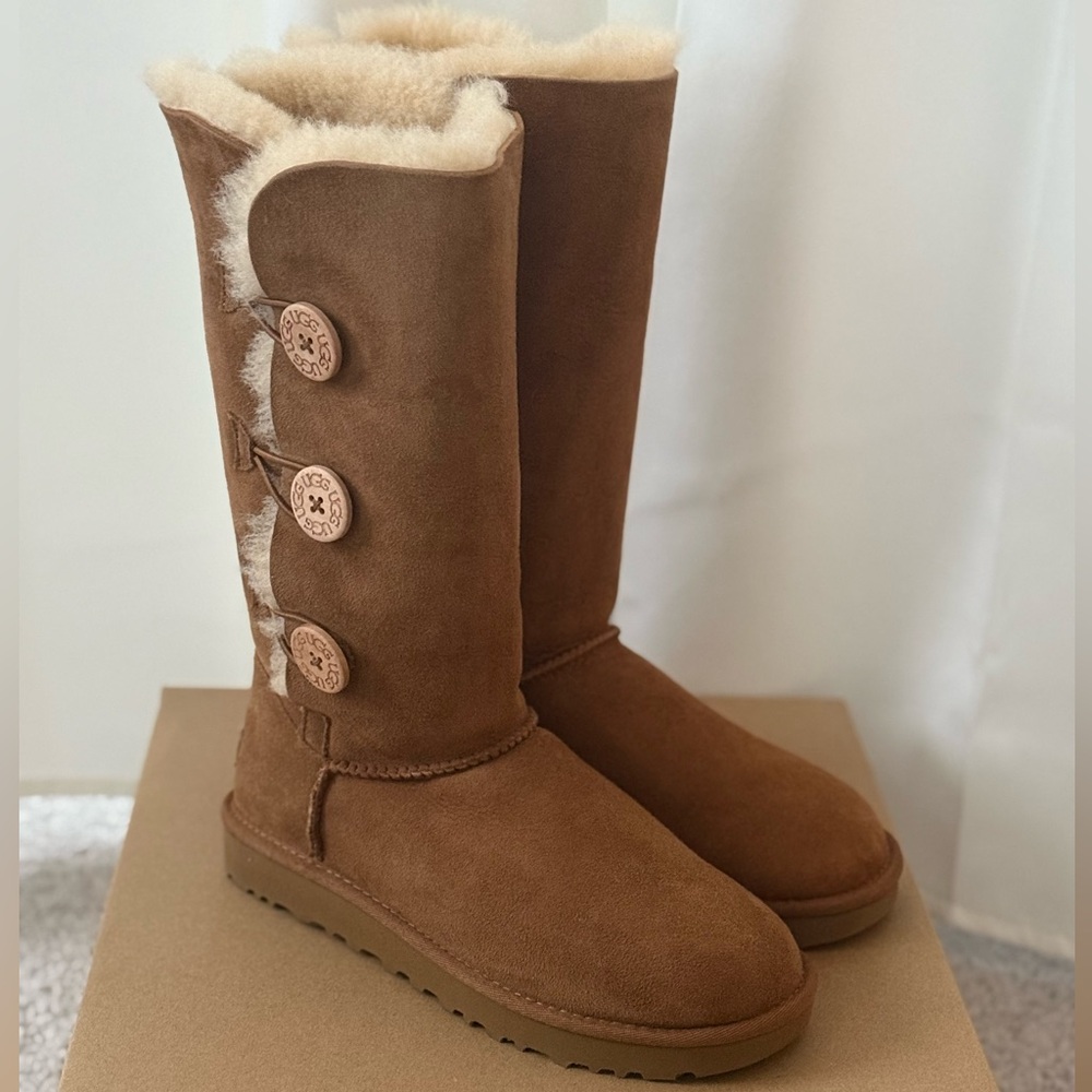 NIB - UGG BAILEY BUTTON